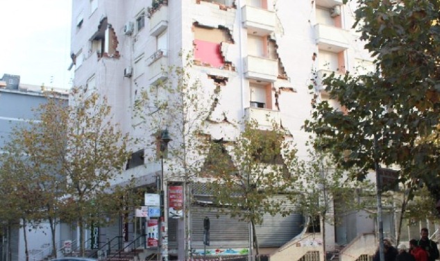 Nisin punimet ne pallatet e demtuara ne Durres: Perforcim strukturor i ndertesave
